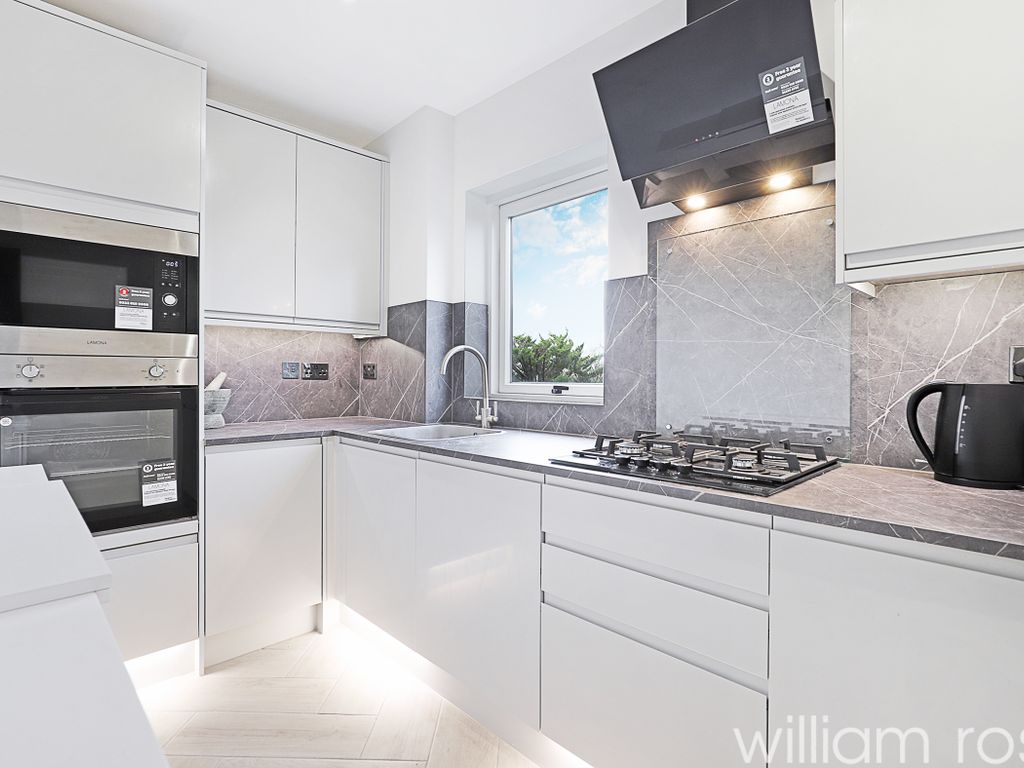 3 bed flat for sale in Savill Row, Woodford Green IG8, £450,000