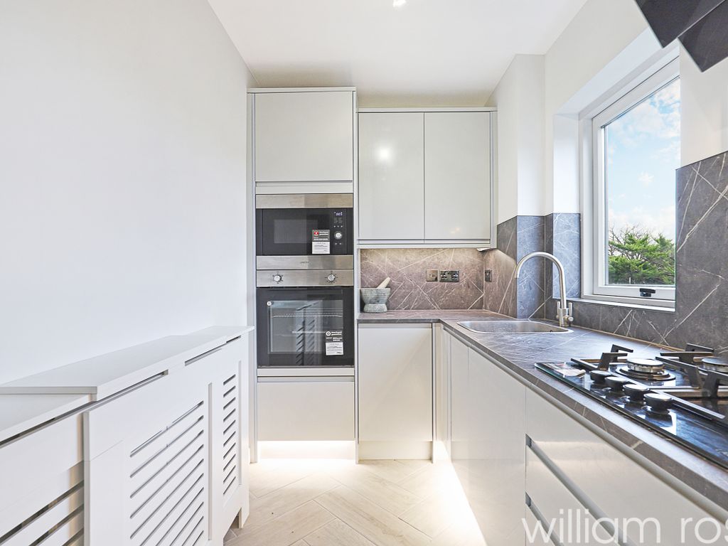 3 bed flat for sale in Savill Row, Woodford Green IG8, £450,000