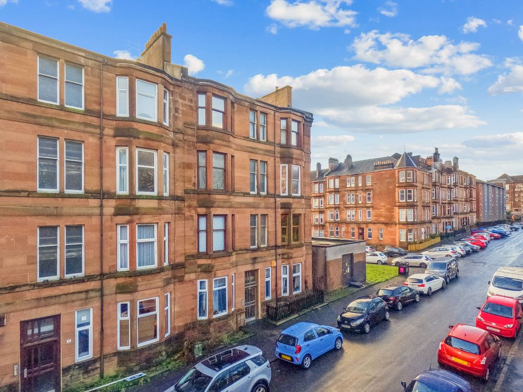 1 bed flat for sale in Crathie Drive, Thornwood, Glasgow G11, £135,000