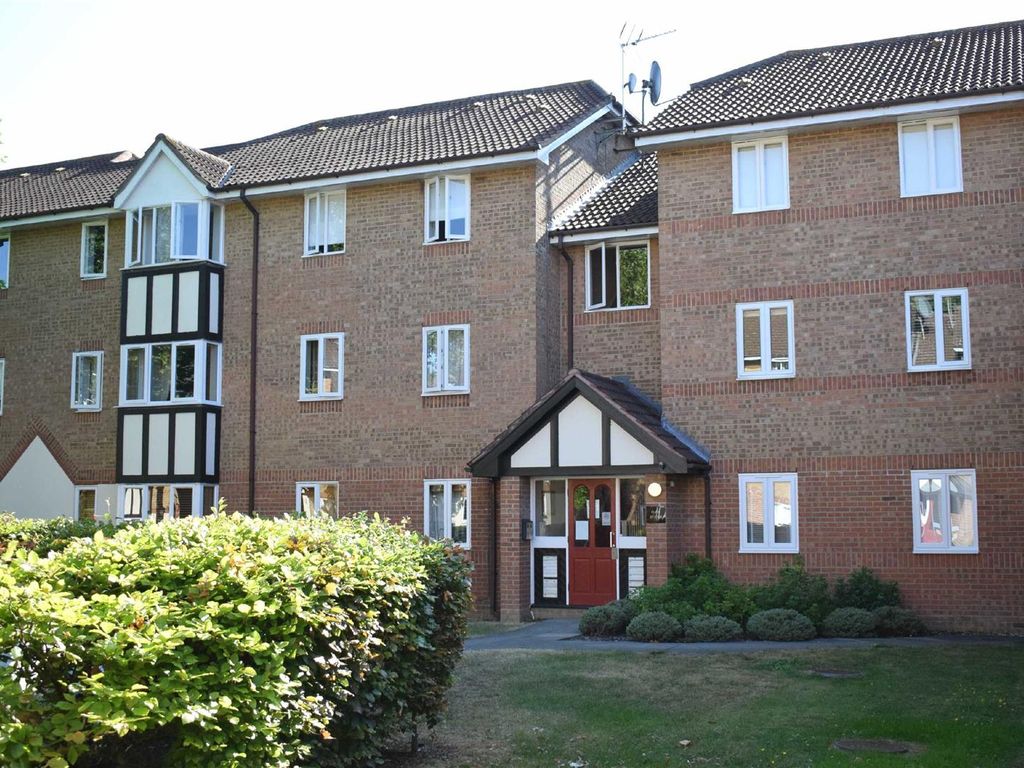 2 bed flat to rent in Woodland Grove, Epping CM16, £1,400 pcm