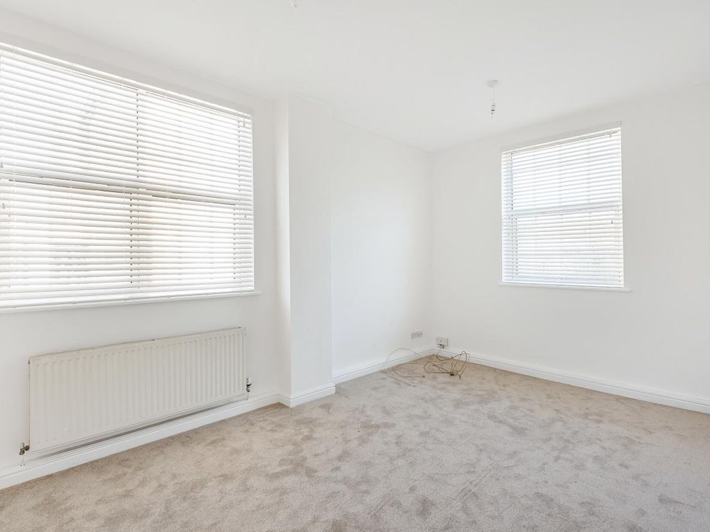 1 bed flat to rent in New Windsor Street, Uxbridge UB8, £1,350 pcm