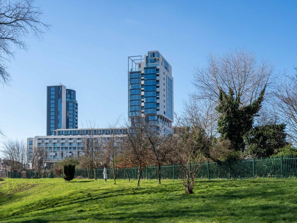 New home, 2 bed penthouse for sale in City North Place, City North East Tower N4, £1,150,000