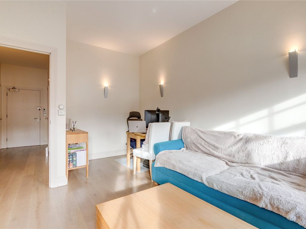 1 bed flat for sale in Fulham Road, London SW6, £480,000
