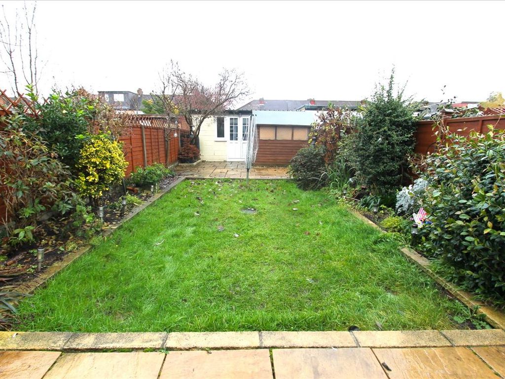 3 bed terraced house to rent in Great Cambridge Road, Enfield EN1, £2,000 pcm