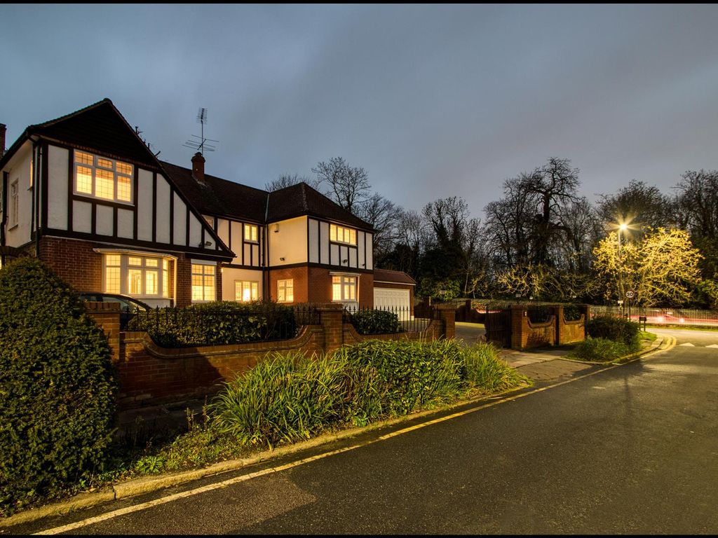 6 bed detached house for sale in Parkway, London N14, £1,750,000