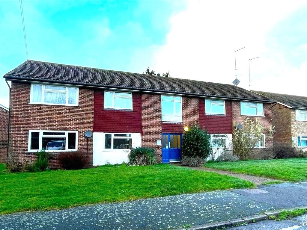2 bed flat for sale in Yeomans Close, Tongham, Surrey GU10, £230,000