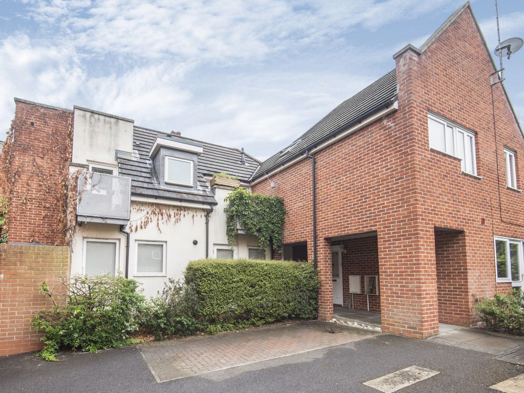 1 bed flat for sale in Barkham Mews, Queens Road, Reading, Berkshire RG1, £240,000