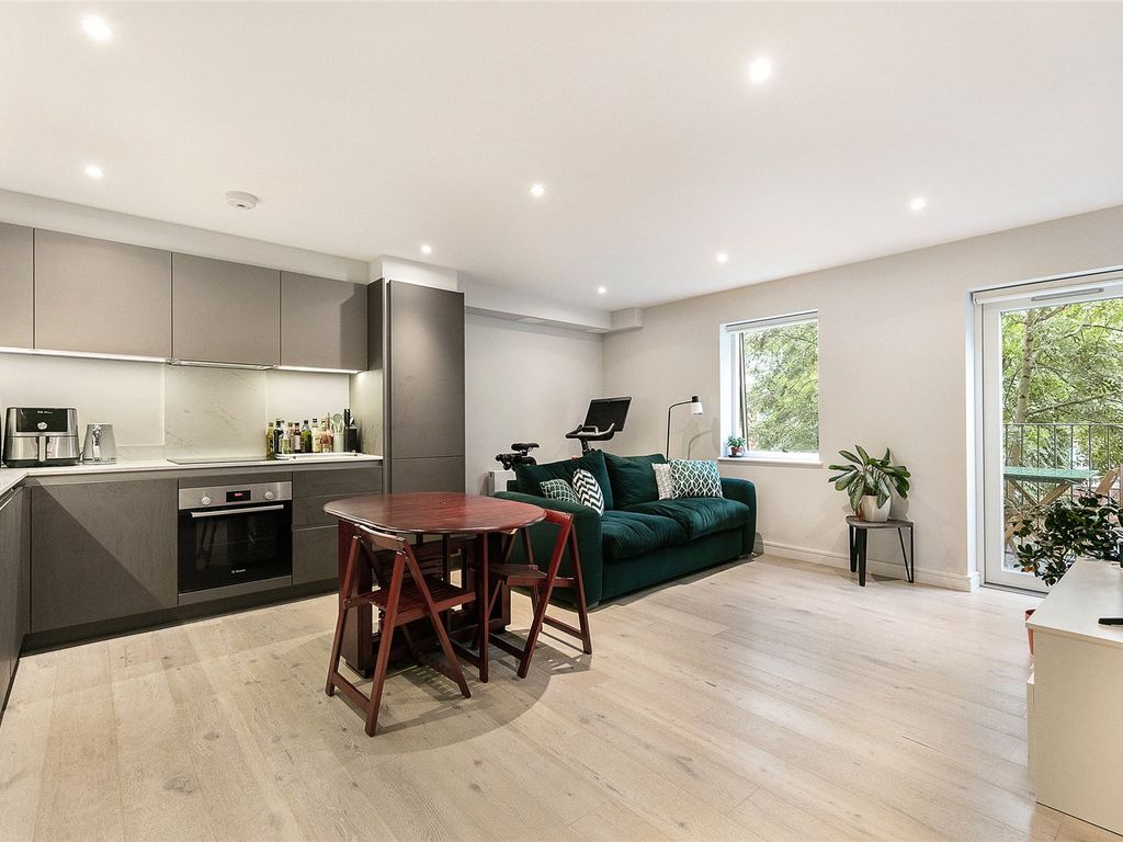 2 bed flat for sale in Aboyne Road, London SW17, £495,000