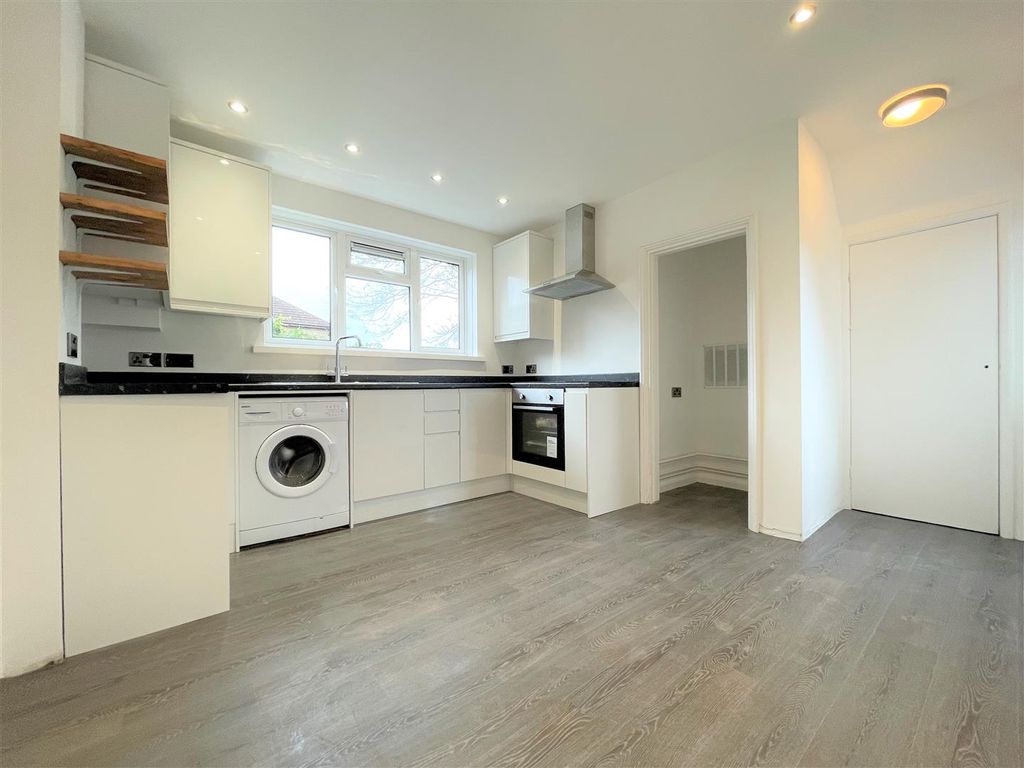 2 bed flat to rent in Natal Road, Brighton BN2, £1,600 pcm