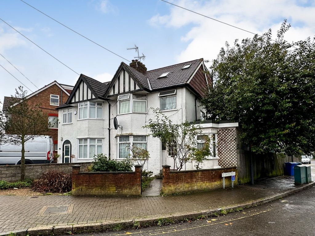 2 bed flat for sale in Merlin Crescent, Edgware HA8, £280,000