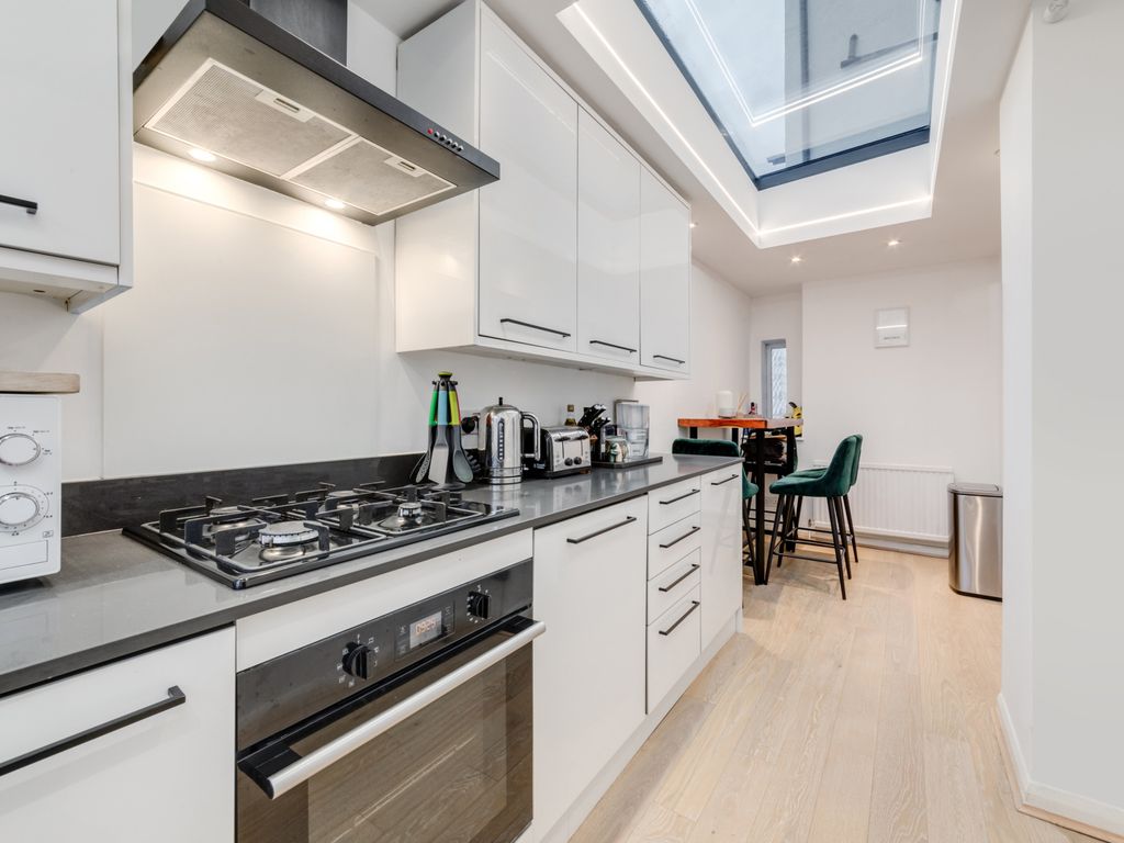 2 bed flat for sale in Alexandra Grove, Finsbury Park N4, £500,000