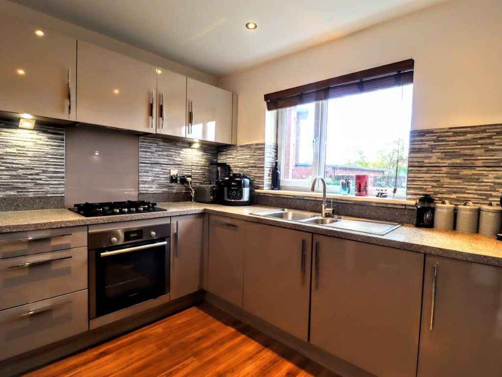 2 bed flat for sale in Bowling Green Close, Bletchley MK2, £210,000