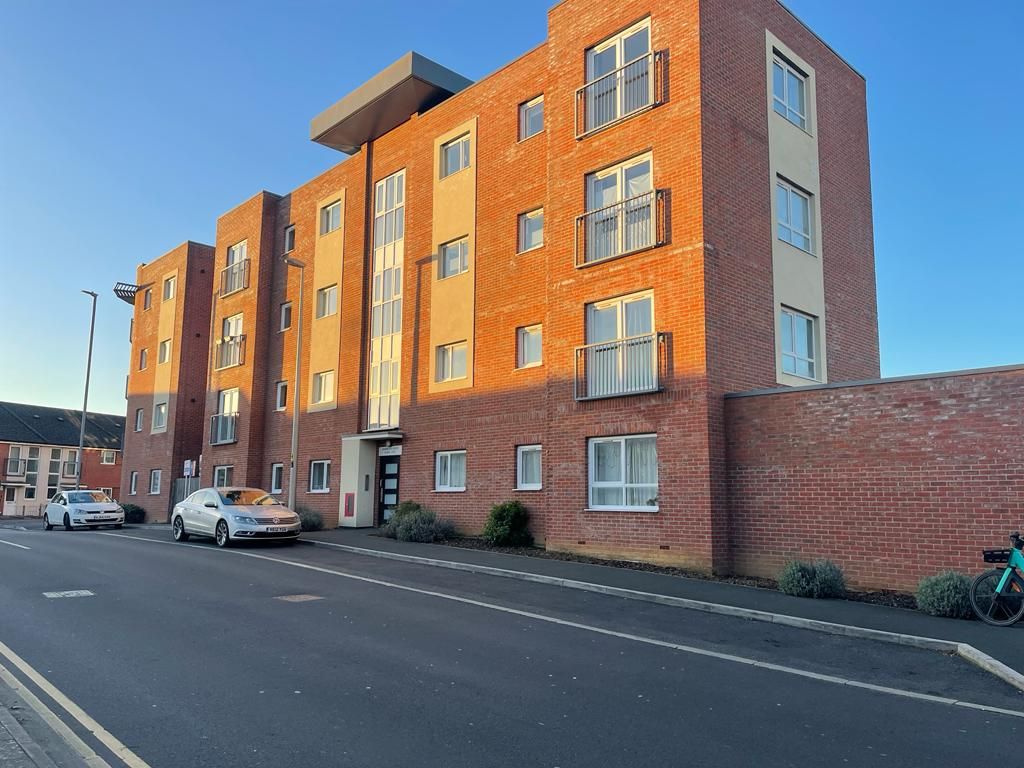2 bed flat for sale in Bowling Green Close, Bletchley MK2, £210,000