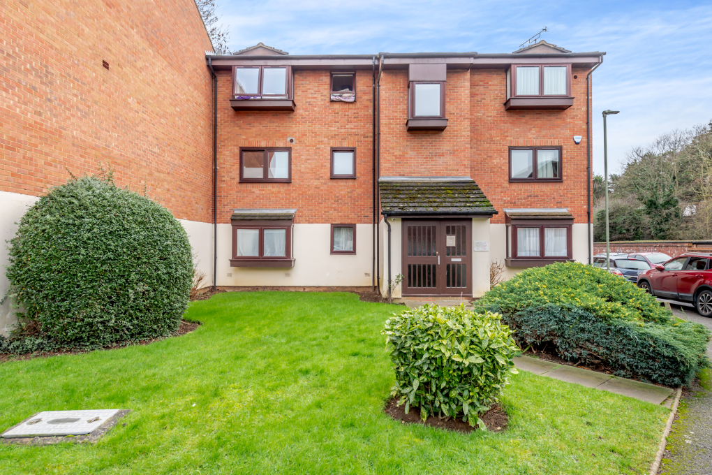 2 bed flat for sale in Wheatley Close, London NW4, £325,000