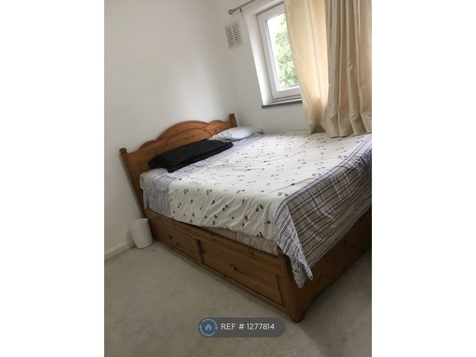 Room to rent in Elmdon Road, Hounslow TW4, £750 pcm