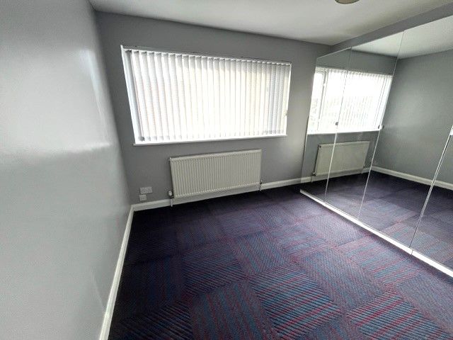 2 bed flat to rent in Ashingdon Road, Rochford SS4, £1,100 pcm