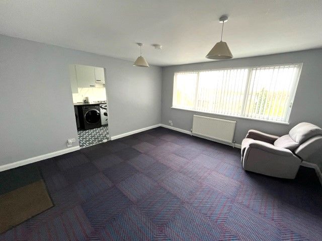 2 bed flat to rent in Ashingdon Road, Rochford SS4, £1,100 pcm