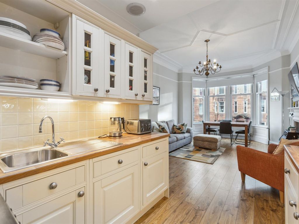 2 bed flat for sale in Airlie Street, Glasgow G12, £235,000