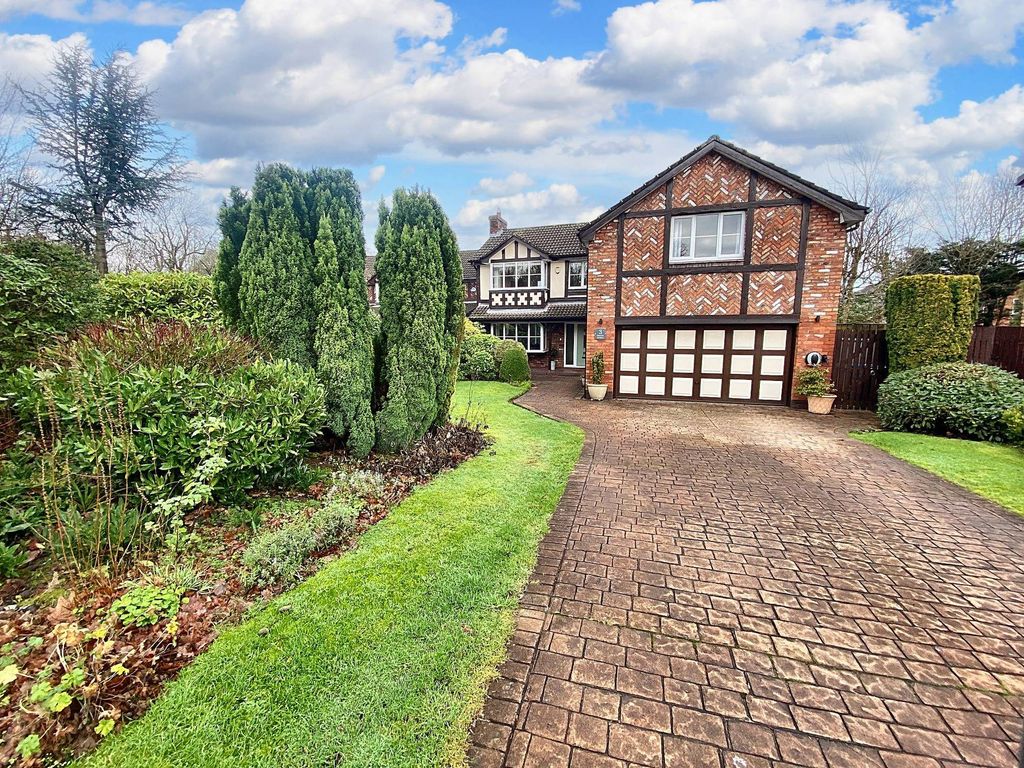 5 bed detached house for sale in Chiswick Gardens, Appleton WA4, £685,000