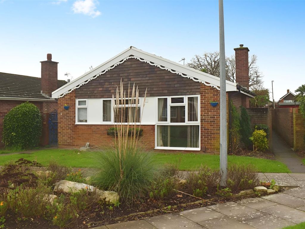 2 bed bungalow for sale in Staplers Reach, Gosport PO13, £300,000