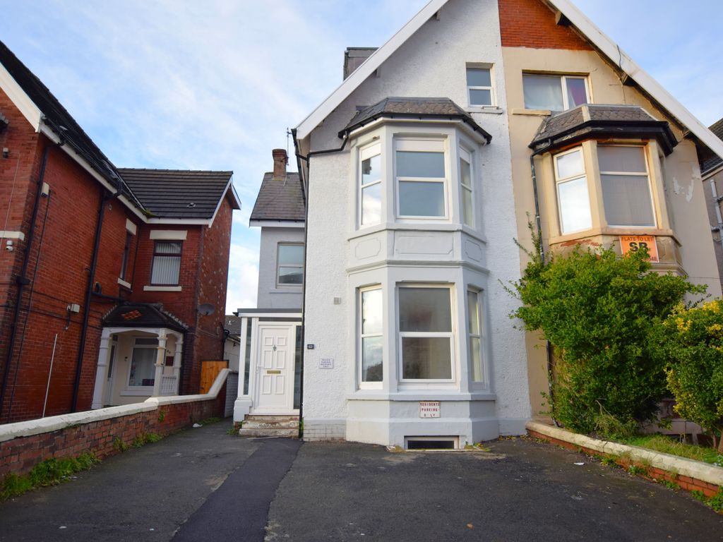 2 bed flat to rent in Station Road, Blackpool FY4, £625 pcm