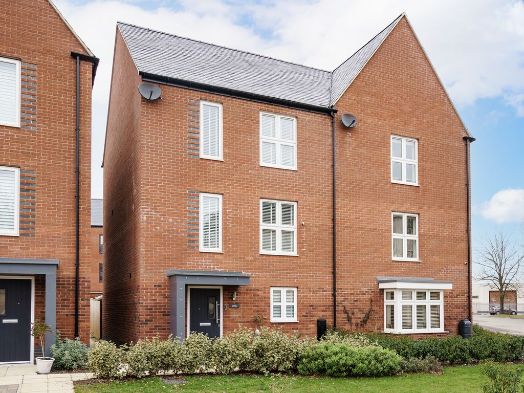 3 bed town house for sale in Mcguire Road, Upper Heyford OX25, £400,000