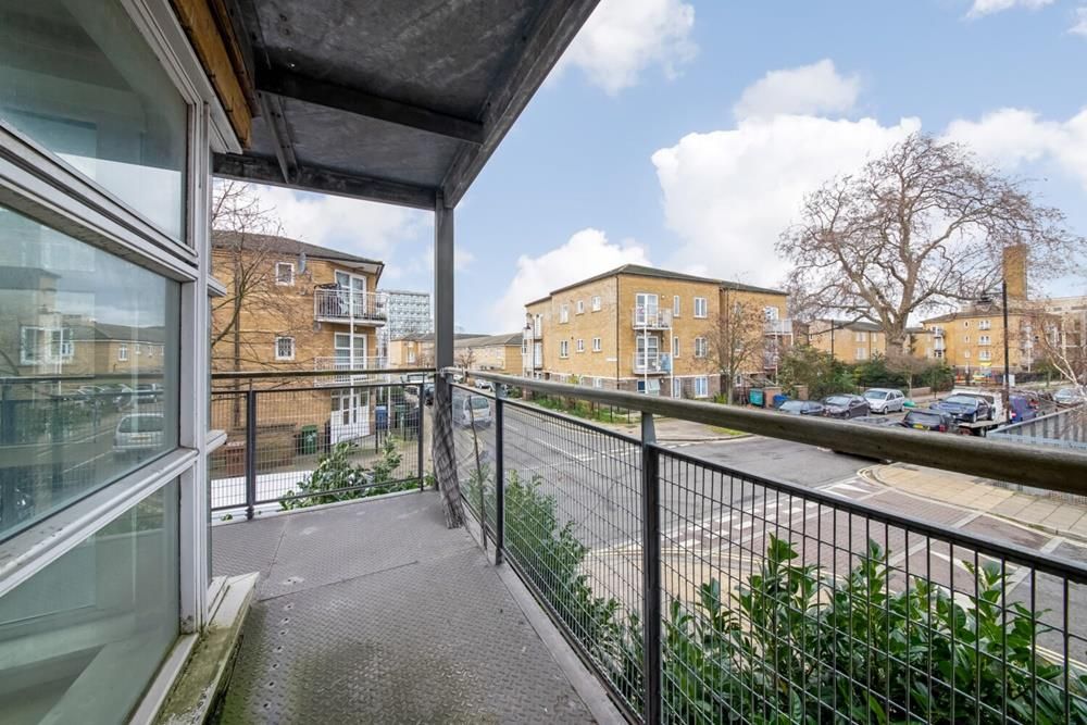 2 bed flat for sale in Bamber Road, Peckham, London SE15, £410,000
