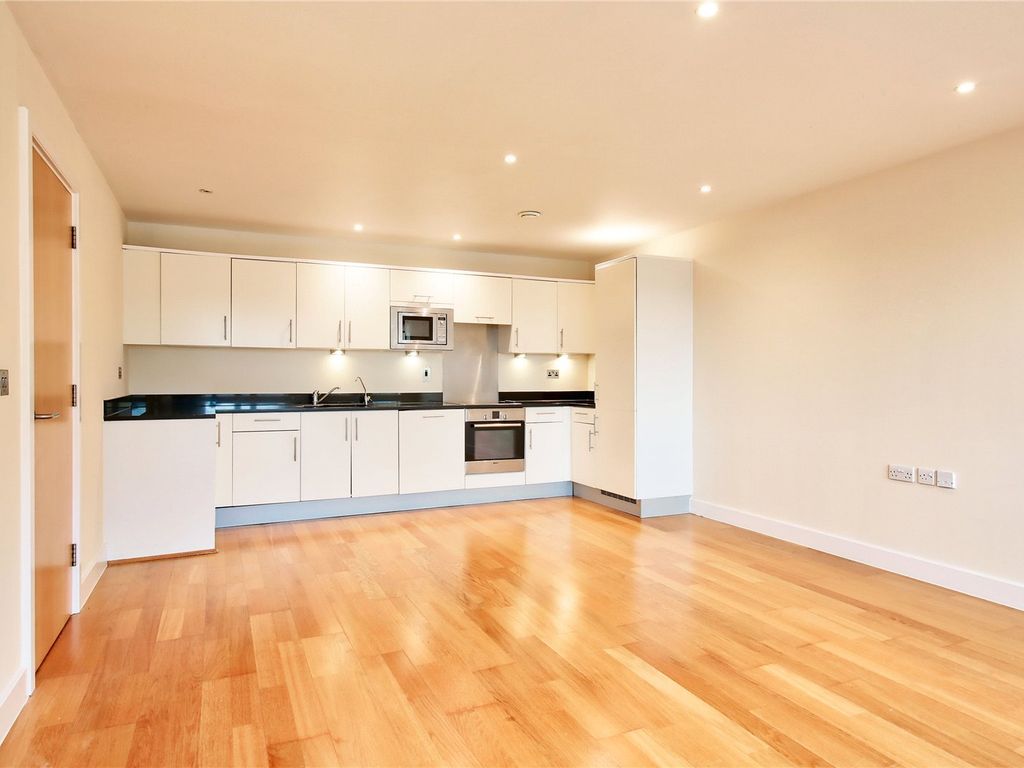 2 bed flat to rent in Clapham Common South Side, London SW4, £2,800 pcm