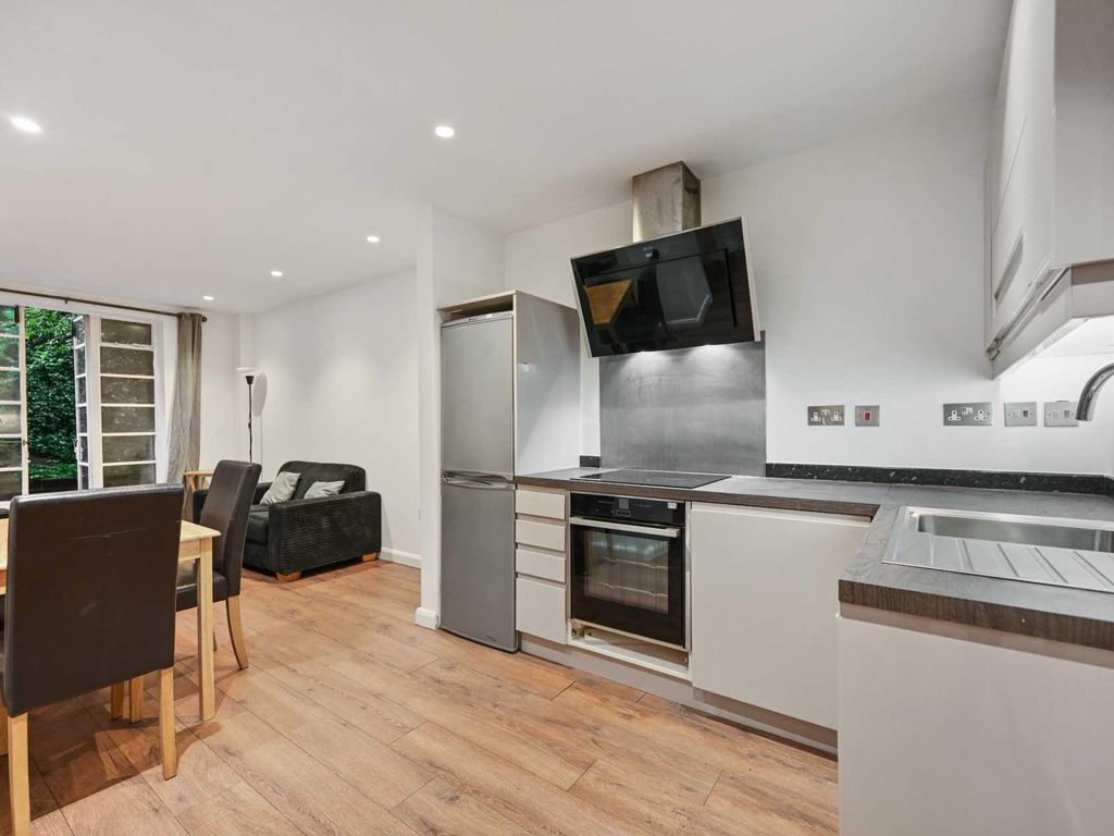 2 bed flat for sale in The Grampians, Hammersmith, London W6, £399,950