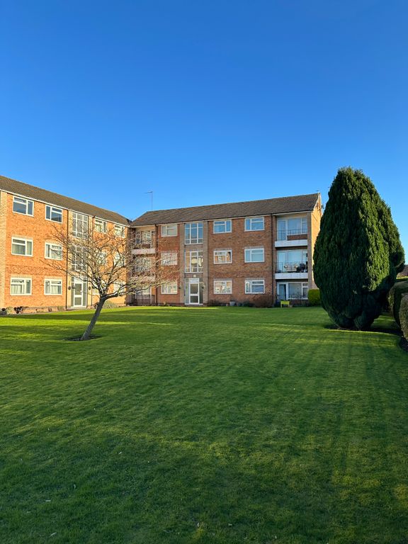 2 bed flat to rent in Barrowfield Lane, Kenilworth CV8, £1,200 pcm