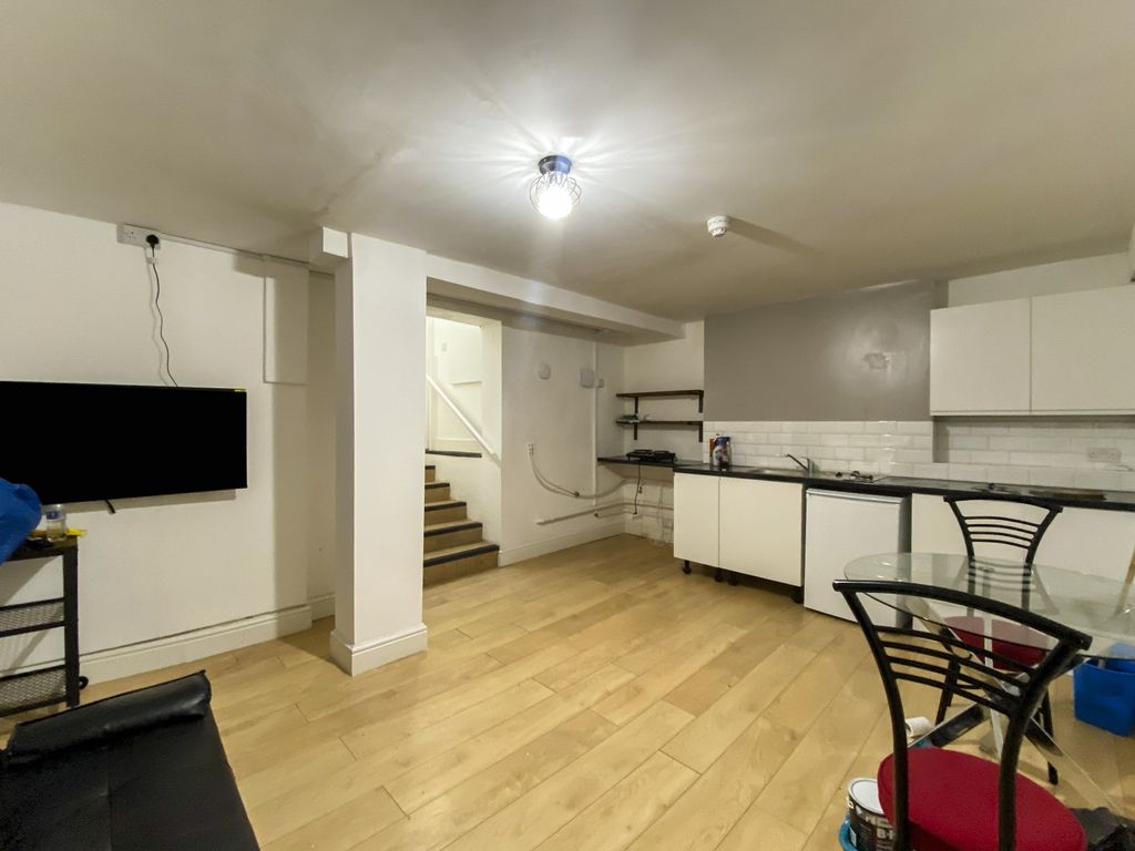 1 bed flat for sale in Caledonian Road, Islington, London N1, £275,000