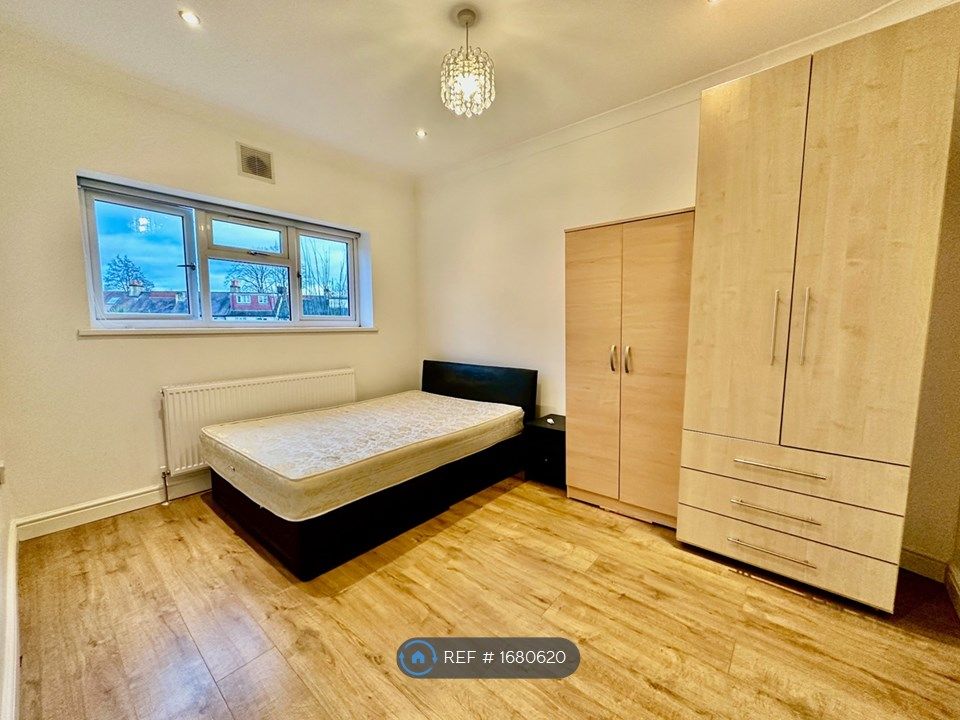 3 bed flat to rent in Balfour Road, Acton W3, £2,600 pcm