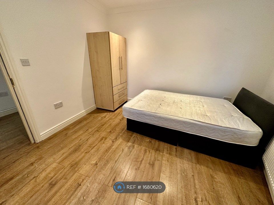 3 bed flat to rent in Balfour Road, Acton W3, £2,600 pcm