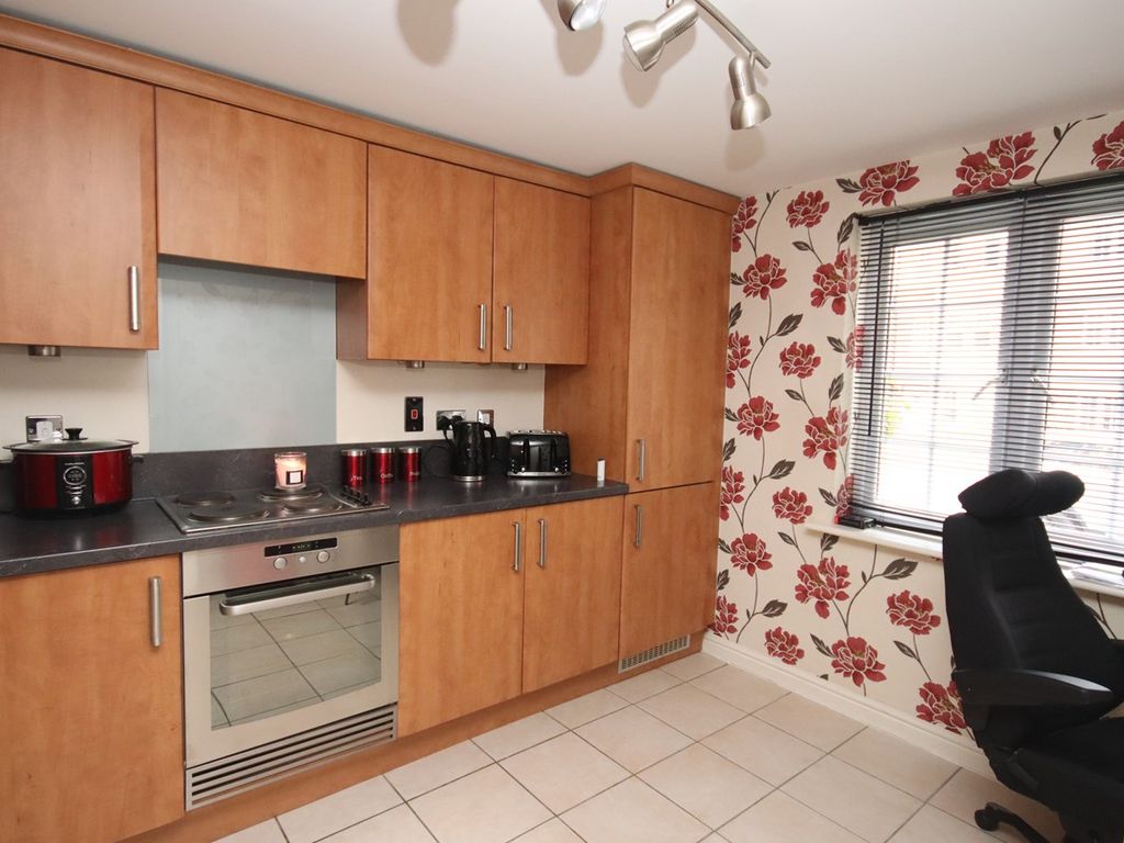 2 bed flat for sale in The Hawthorns, Flitwick MK45, £235,000