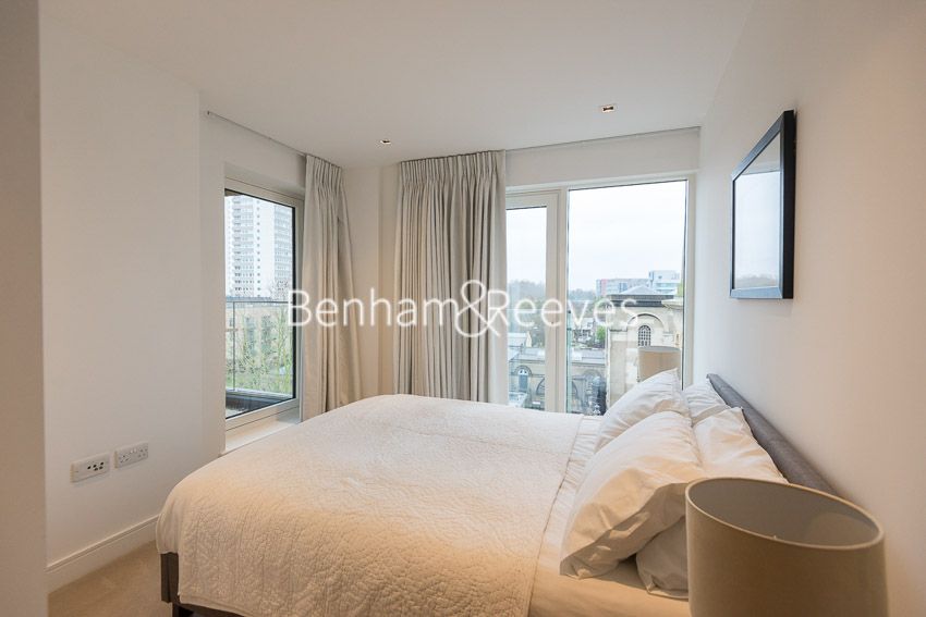 2 bed flat to rent in Kew Bridge Road, Brentford TW8, £2,600 pcm