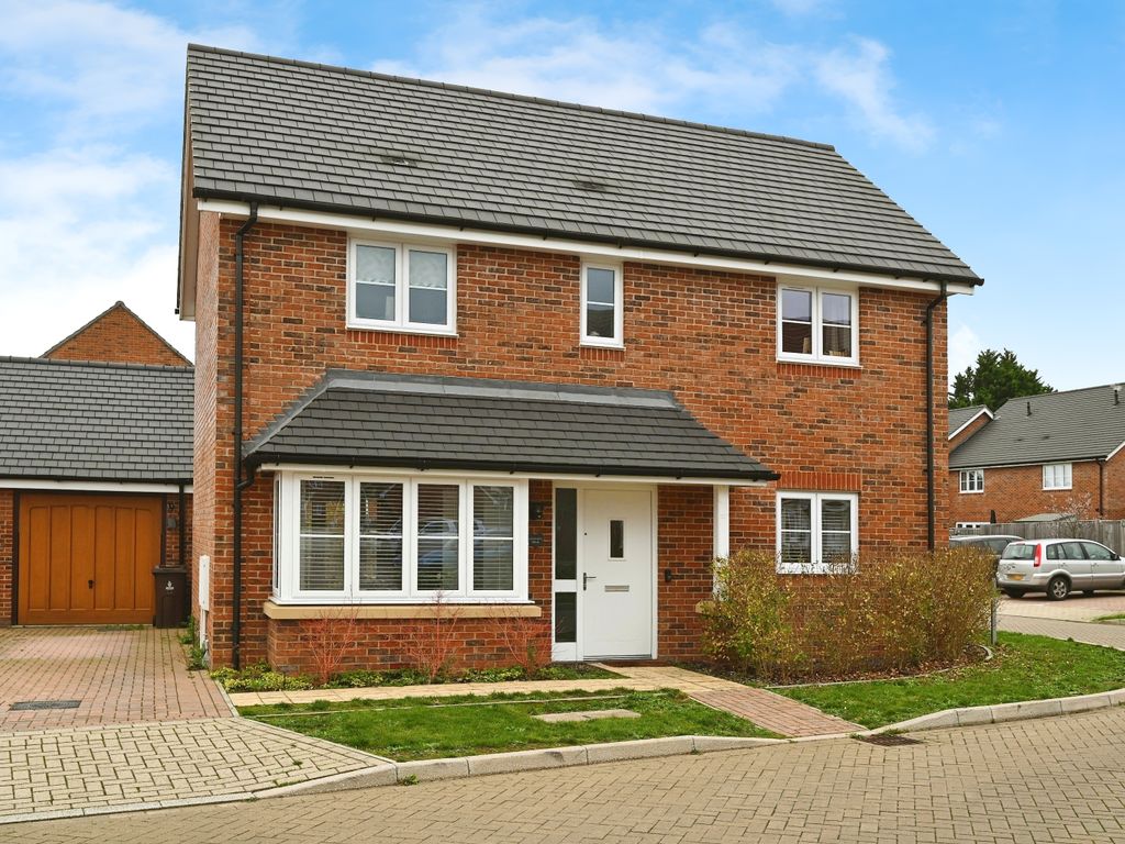 3 bed detached house for sale in Lockhart Drive, Wokingham RG40, £630,000