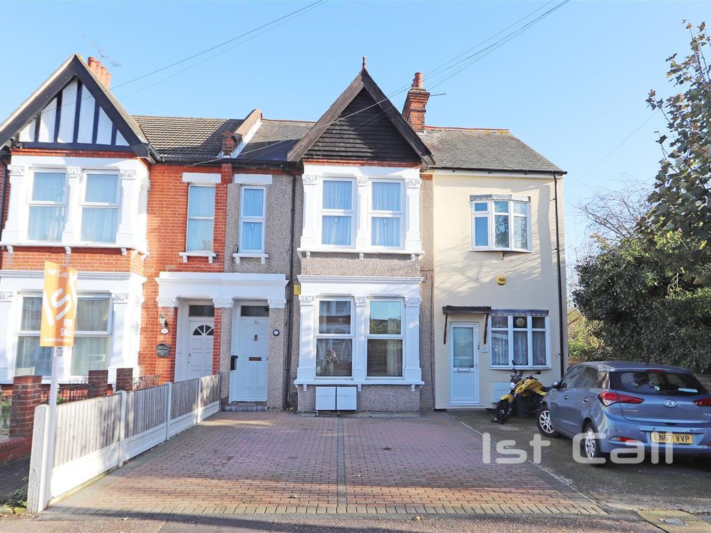 2 bed flat for sale in Belle Vue Avenue, Southend-On-Sea SS1, £240,000