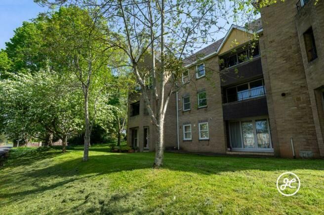 2 bed flat for sale in Elm Grove, Taunton TA1, £220,000