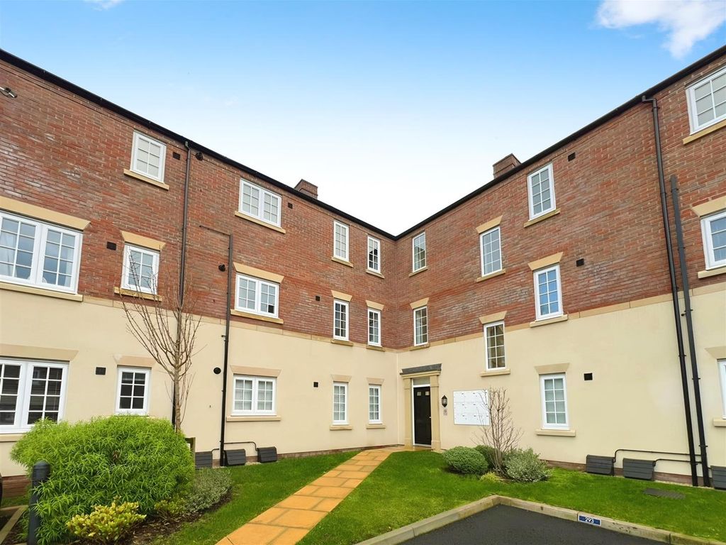 2 bed flat for sale in Butterworth Road, Northwich CW8, £150,000