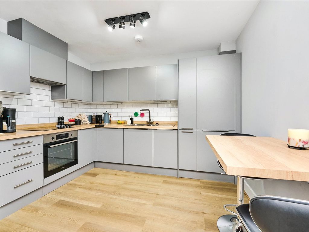 2 bed flat for sale in Clapham Road, London SW9, £550,000