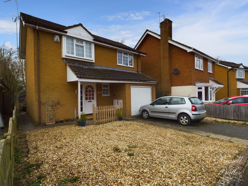 3 bed detached house for sale in Akister Close, Buckingham MK18, £399,995