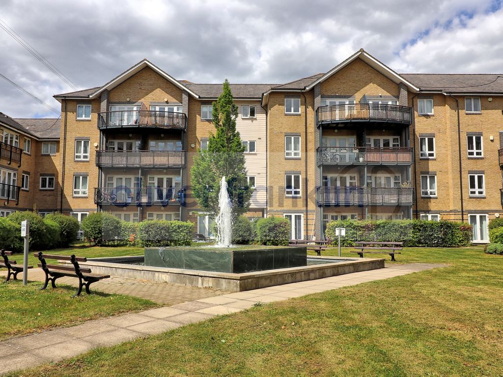 2 bed flat for sale in Southwell Close, Grays RM16, £250,000