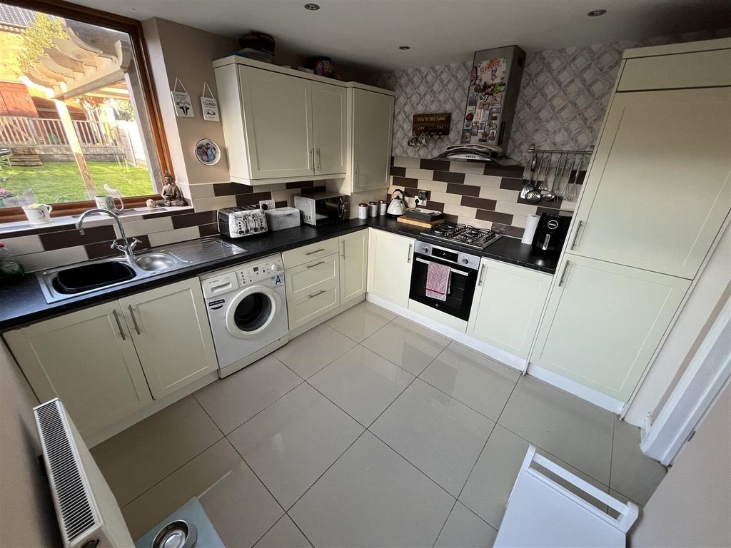 3 bed terraced house for sale in Stretton Road, Nuneaton CV10, £210,000