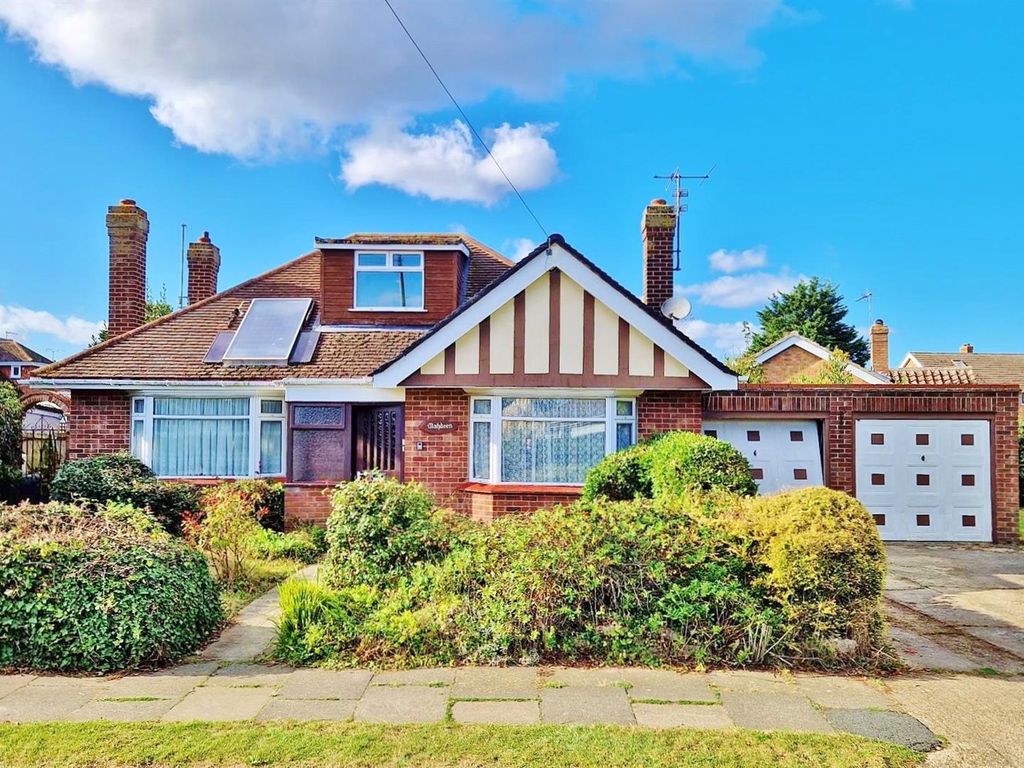 3 bed property for sale in Jubilee Way, Frinton-On-Sea CO13, £365,000