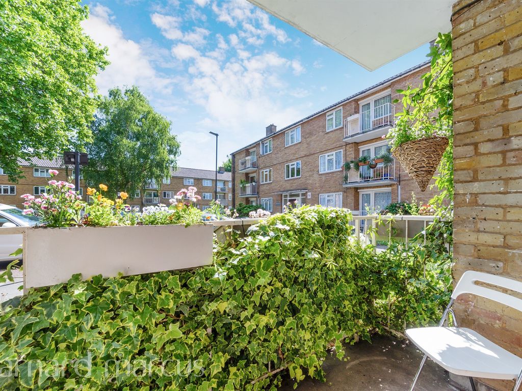 2 bed flat for sale in Beaconsfield Close, London W4, £400,000