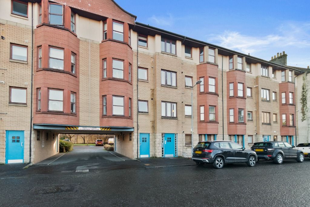 2 bed flat for sale in Park Street, Dumbarton, West Dunbartonshire G82, £94,000