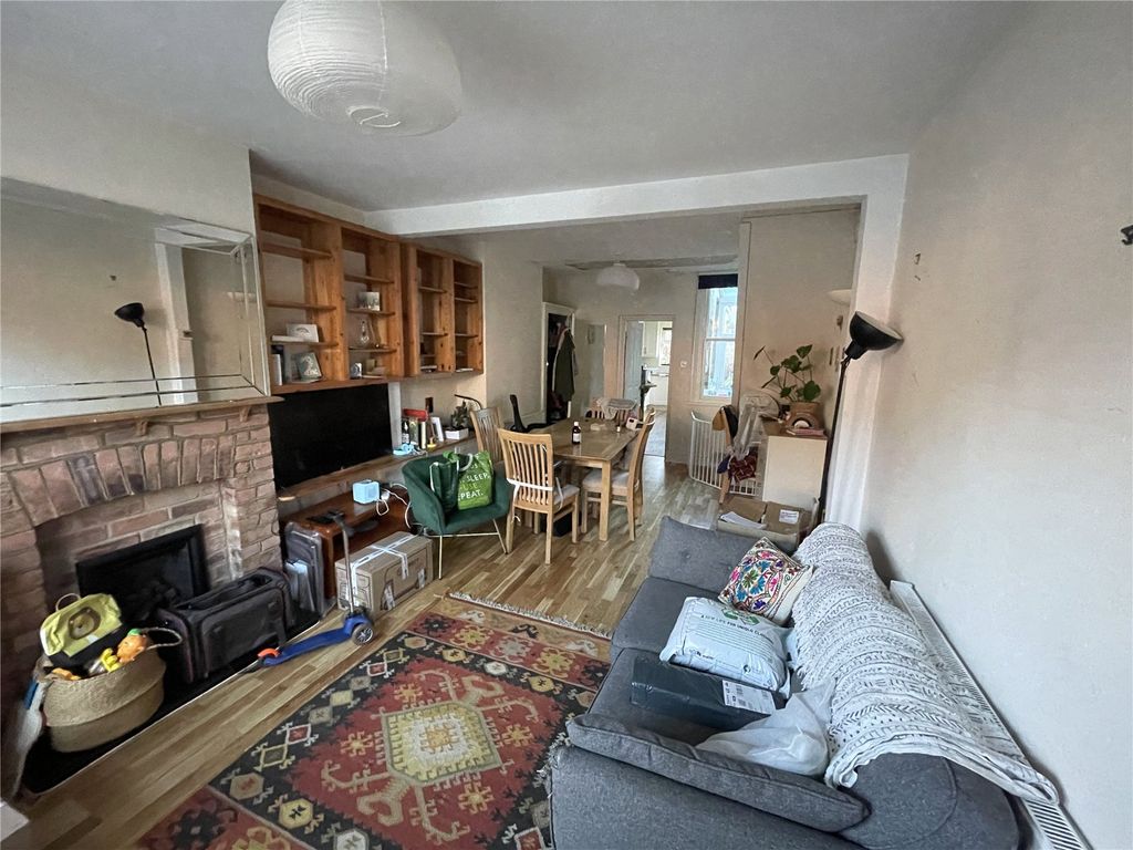 3 bed terraced house to rent in Calvert Road, Barnet EN5, £1,950 pcm