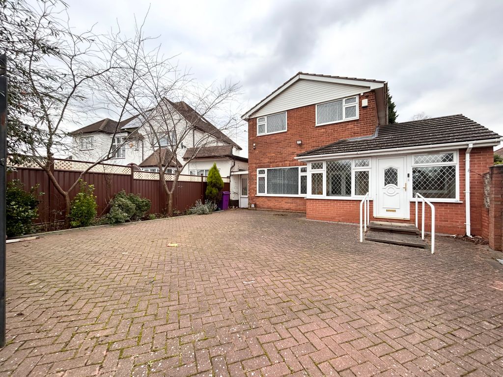 3 bed detached house to rent in Stafford Road, Wolverhampton WV10, £1,300 pcm