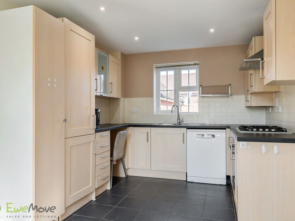 3 bed detached house for sale in Overton Hill, Overton, Basingstoke, Hampshire RG25, £450,000