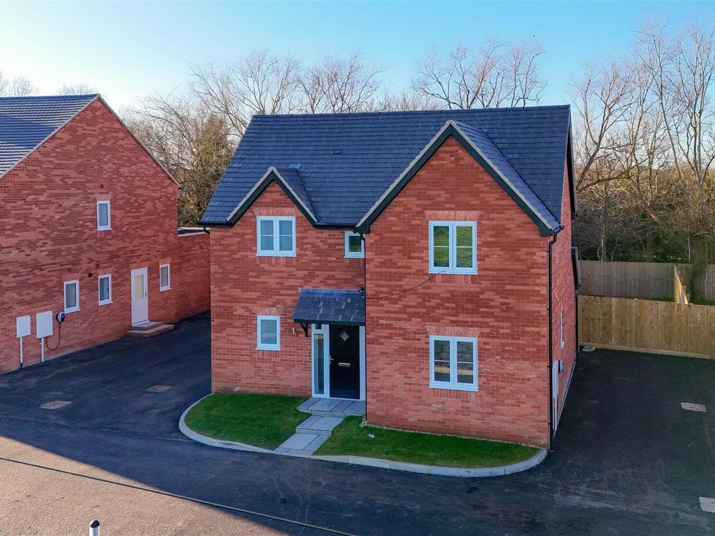 3 bed detached house for sale in Daventry Road, Southam CV47, £525,000